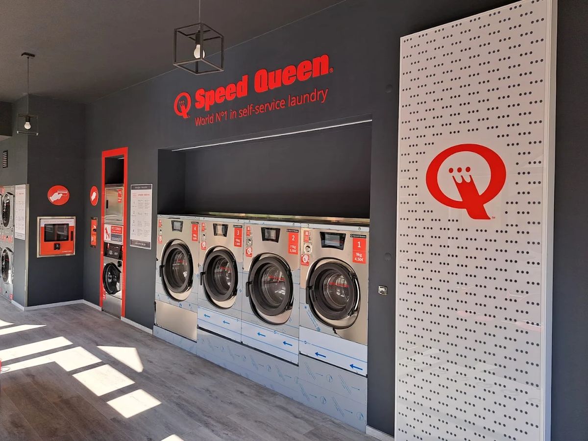Interior da lavandaria Speed Queen Gambelas